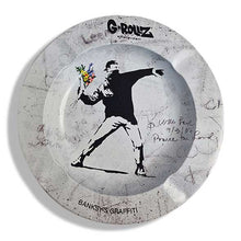Lade das Bild in den Galerie-Viewer, ashtray_banksy_banksys_graffiti_peace_streetart_aschenbecher_cendrier_cigarettes_stoner_art_artistic_illustration_high_grollz_g-rollz_amsterdam_luxembourg_luxemburg_letzebuerg_lxb